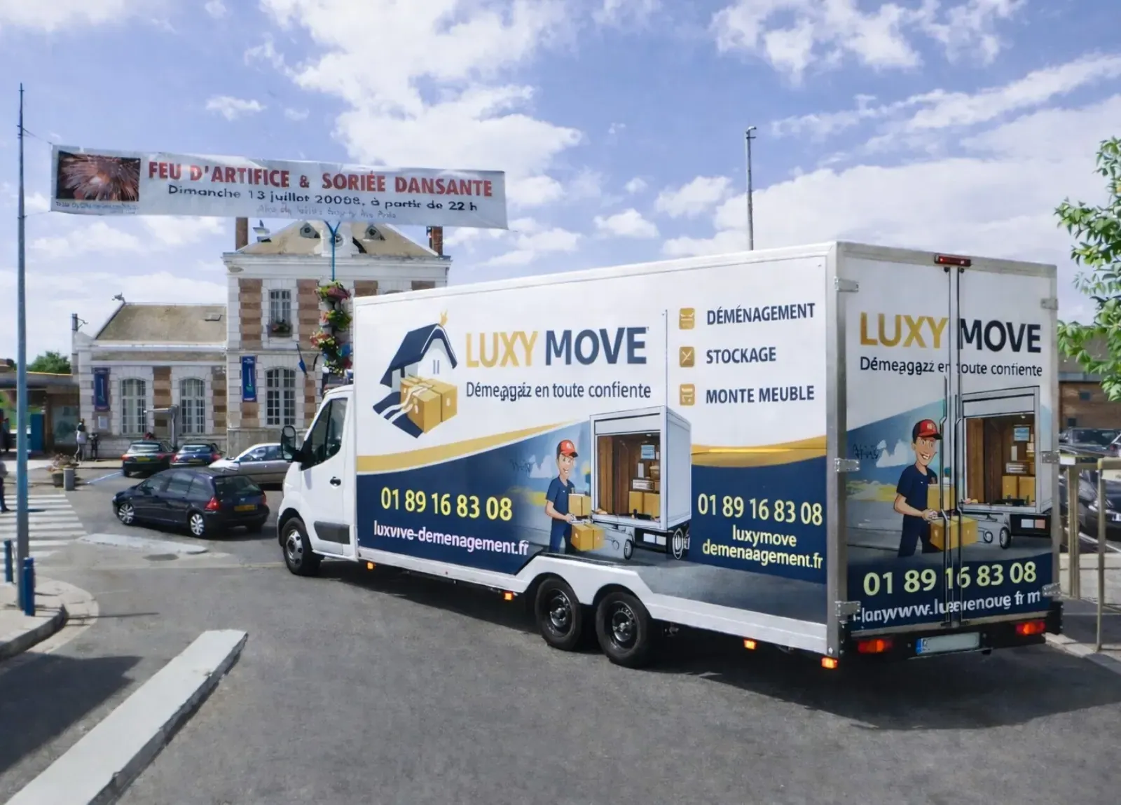Camion Luxy Move à Cormeilles-en-Parisis devant un immeuble du centre-ville, place du Général-de-Gaulle